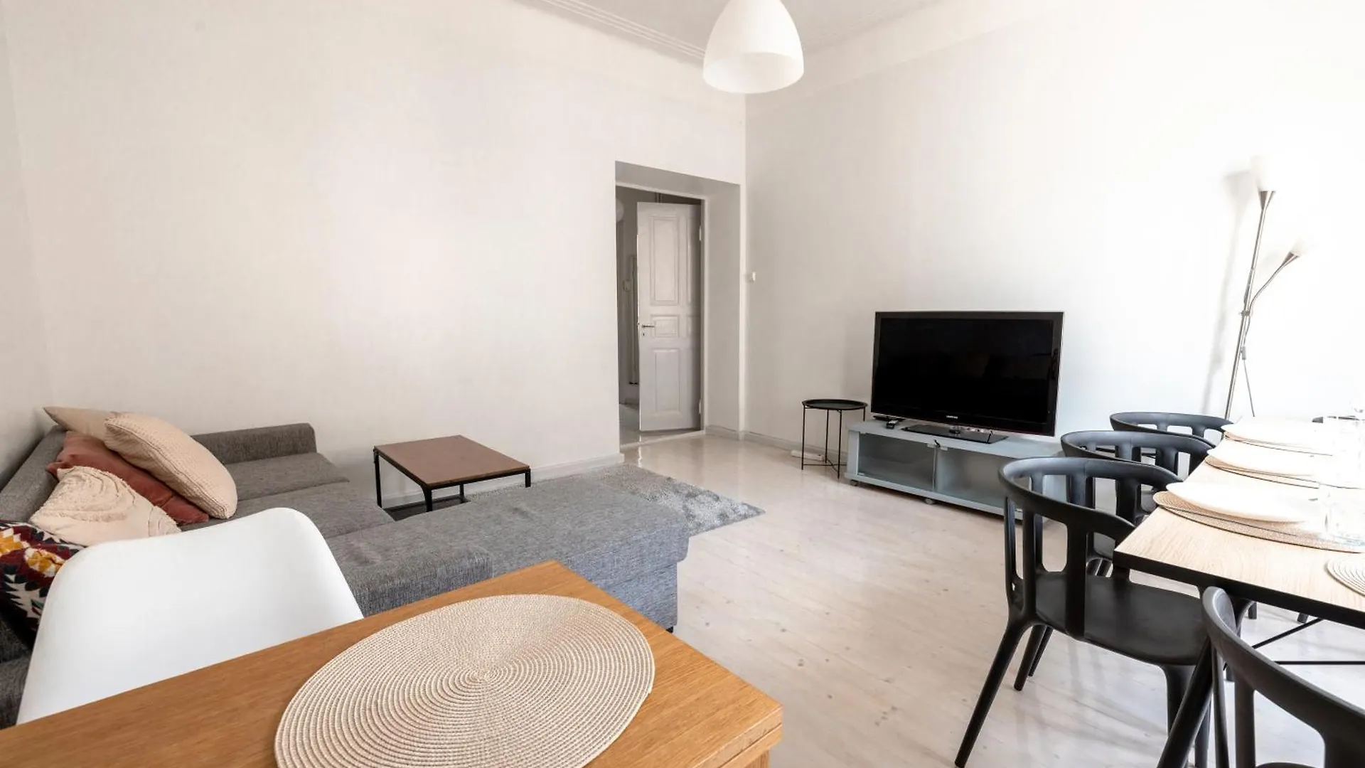 2Ndhomes Large 5 Room Apartment By The Esplanade Park Helsinki
